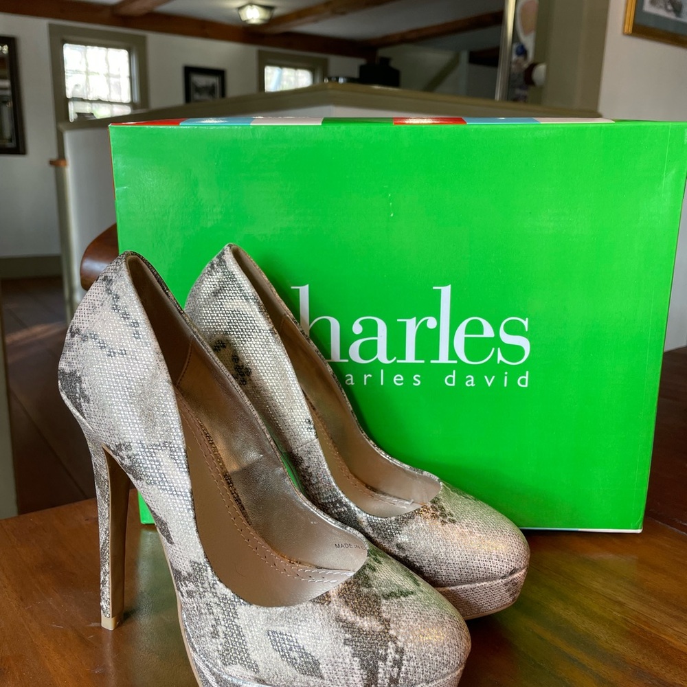 Charles David Truffle Gold Snake Heels Platform Pumps Size 5M New in Box - Picture 2 of 7